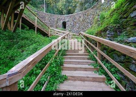 SRA da Piedade Holzsteg in Serra da Lousã-Portugal. Stockfoto