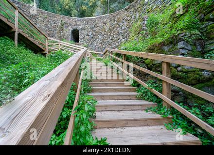 SRA da Piedade Holzsteg in Serra da Lousã-Portugal. Stockfoto