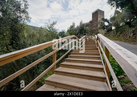 SRA da Piedade Holzsteg in Serra da Lousã-Portugal. Stockfoto