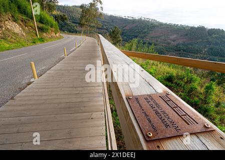 SRA da Piedade Holzsteg in Serra da Lousã-Portugal. Stockfoto