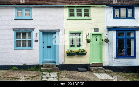 Die Fassade von bunt bemalten alten Fischerhäusern in einem kleinen englischen Angel- und Segelresort. Stockfoto