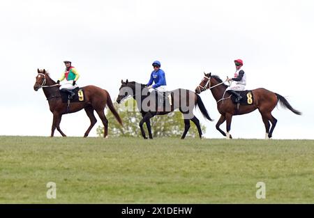 Primo Lara geritten von Jockey Laura Pearson (links), Creative Story geritten von William Buick und Perry Mason geritten von Tom Marquand (rechts) nach den Alex Scott Maiden Stakes am ersten Tag des bet365 Craven Meeting auf der Newmarket Racecourse. Bilddatum: Dienstag, 16. April 2024. Stockfoto