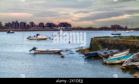 Das Boot des Hafenmeisters lag neben anderen kleinen Booten am Emworth Harbour in England. Stockfoto