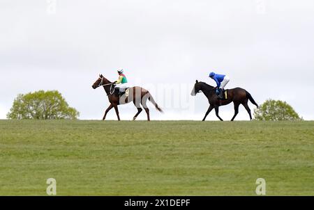 Primo Lara wurde von Jockey Laura Pearson (links) geritten und Creative Story von William Buick nach den Alex Scott Maiden Stakes am ersten Tag des bet365 Craven Meetings auf der Newmarket Racecourse. Bilddatum: Dienstag, 16. April 2024. Stockfoto