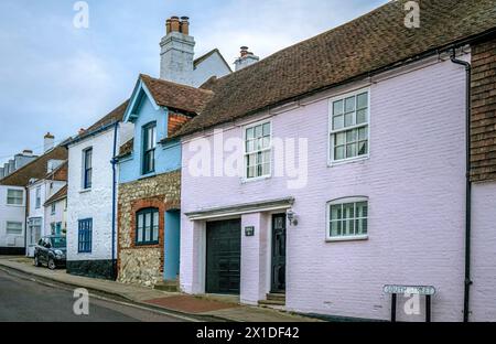 Pastellfarbene malerische Häuser in einem kleinen Fischerhafen in Hampshire, England. Stockfoto