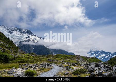 MT Sefton (links) und Aoraki/Mt Cook (rechts) vom Kea Track, Aoraki/Mt Cook National Park, Canterbury Region, Südinsel, Neuseeland Stockfoto