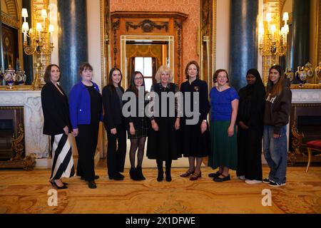 (Von links nach rechts) Sally Steadman-South Safe Young Lives Programmleiterin, Chief Executive SafeLives Ellen Miller, junger Pionier 'Changemakers' IMI und Maya, Queen Camilla, Trustees SafeLives Isabel Boyer, Young Persons Authentic Voice Coordinator Kristie Waller, junger Pionier 'Changemakers' Almas und Lybah, während Königin Camilla an einer Diskussion teilnimmt, von der SafeLives Wohltätigkeitsorganisation im Buckingham Palace, London. Die Gruppe der 14-20-Jährigen hilft, die Antwort der Wohltätigkeitsorganisation auf Probleme zu lenken, mit denen junge Menschen konfrontiert sind, mit besonderem Schwerpunkt auf der Erforschung und Förderung gesunder Beziehungen. Bilddatum: Stockfoto