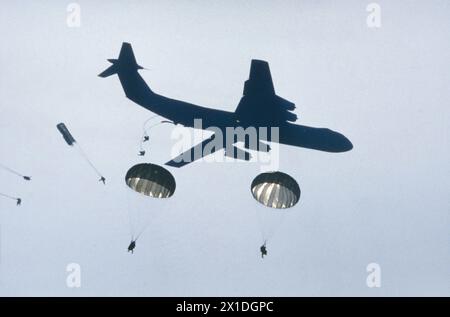 - Abwurf amerikanischer Fallschirmjäger aus einem Starlifter-Flugzeug der US Air Force C 141 während NATO-Übungen in der Türkei (Mai 1991) - lancio di paracadutisti americani da un aereo C 141 Starlifter dell'US Air Force durante esercitazioni NATO in Turchia (Maggio 1991) Stockfoto