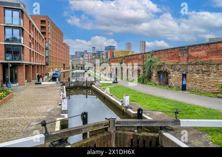 Der Leeds and Liverpool Canal bei Granary Wharf, Leeds, West Yorkshire, Großbritannien Stockfoto