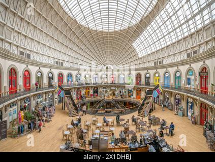 Geschäfte und Cafés in der Corn Exchange, Leeds, West Yorkshire, England, Großbritannien Stockfoto