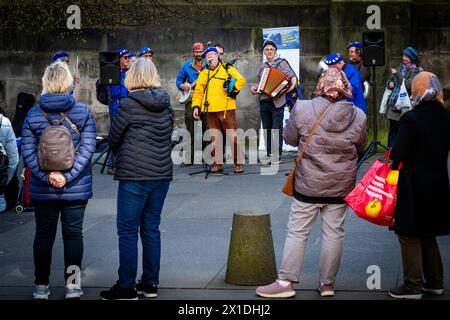 Edinburgh, Schottland. Di. 16. April 2024. Musiker, die auf der historischen Royal Mile in Edinburgh auftreten, während die Kampagne „Face the Music“ der European Movement in Scotland gestartet wurde. Sie soll die finanziellen und administrativen Beschränkungen hervorheben, denen Tourmusiker nach dem Brexit-Beschluss des Vereinigten Königreichs, die Europäische Gemeinschaft im Januar 2020 zu verlassen, ausgesetzt sind. Stockfoto