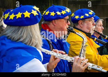 Edinburgh, Schottland. Di. 16. April 2024. Musiker, die auf der historischen Royal Mile in Edinburgh auftreten, während die Kampagne „Face the Music“ der European Movement in Scotland gestartet wurde. Sie soll die finanziellen und administrativen Beschränkungen hervorheben, denen Tourmusiker nach dem Brexit-Beschluss des Vereinigten Königreichs, die Europäische Gemeinschaft im Januar 2020 zu verlassen, ausgesetzt sind. Stockfoto