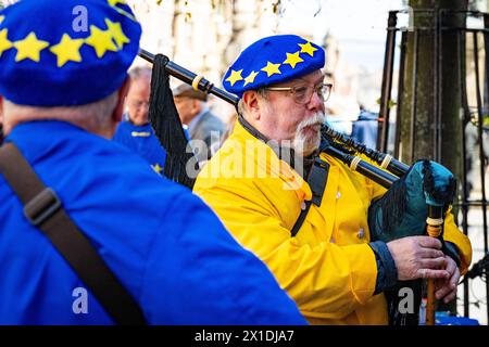 Edinburgh, Schottland. Di. 16. April 2024. Musiker, die auf der historischen Royal Mile in Edinburgh auftreten, während die Kampagne „Face the Music“ der European Movement in Scotland gestartet wurde. Sie soll die finanziellen und administrativen Beschränkungen hervorheben, denen Tourmusiker nach dem Brexit-Beschluss des Vereinigten Königreichs, die Europäische Gemeinschaft im Januar 2020 zu verlassen, ausgesetzt sind. Stockfoto