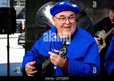 Edinburgh, Schottland. Di. 16. April 2024. Musiker, die auf der historischen Royal Mile in Edinburgh auftreten, während die Kampagne „Face the Music“ der European Movement in Scotland gestartet wurde. Sie soll die finanziellen und administrativen Beschränkungen hervorheben, denen Tourmusiker nach dem Brexit-Beschluss des Vereinigten Königreichs, die Europäische Gemeinschaft im Januar 2020 zu verlassen, ausgesetzt sind. Stockfoto