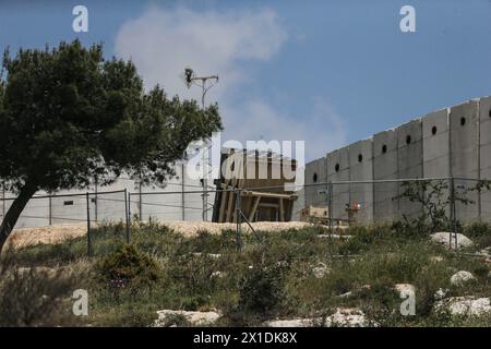 Israel setzt Luftverteidigungssystem Iron Dome in der Nähe von Jerusalem ein – 16. APRIL: Die israelische Armee setzt das Luftverteidigungssystem Iron Dome in der Nähe von Jerusalem ein, nachdem die iranischen Luftangriffe am 16. April 2024 in Jerusalem angegriffen wurden. Foto: saeed qaq Copyright: XSAEEDQAQx AX4X2273 Stockfoto