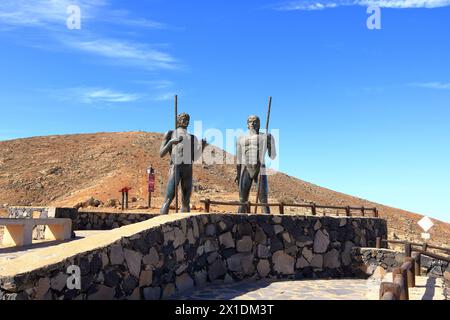 20. November 2023: Betancuria, Fuerteventura in Spanien: Statuen von Guise und Ayose, erste Könige von Fuerteventura, Ganzkörperstatuen, Kanarische Inseln Stockfoto