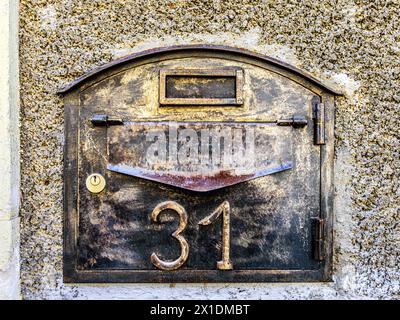 Handgefertigter Briefkasten aus Metall und Hausnummer 31 - Le Blanc, Indre (36), Frankreich. Stockfoto