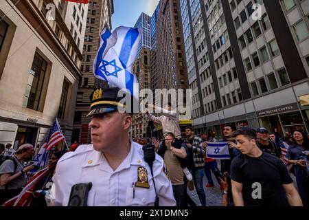 NEW YORK, NEW YORK – 15. APRIL: Pro-israelische Demonstranten jagen palästinensische Aktivisten vor der New Yorker Börse (NYSE) während einer propalästinensischen Aktion am 15. April 2024 in New York City. (Foto: Michael Nigro/SIPA USA) Credit: SIPA USA/Alamy Live News Stockfoto