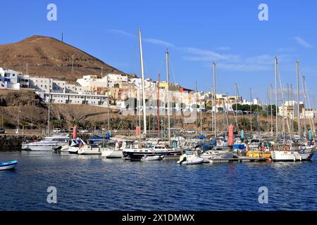 Boote im Hafen von Gran Tarajal auf Fuerteventura Stockfoto