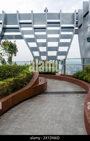 Singapur - 8. März 2024: Blick auf den Sky Garden am CapitaSpring Building. Es ist eine Aussichtsplattform auf dem Dach mit verschiedenen Pflanzen, von der aus man einen Blick auf Sing hat Stockfoto