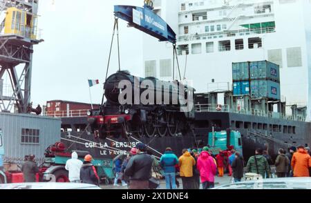 Die Dampflokomotive Flying Scotsman wird von dem französischen Containerschiff CGM La Perouse bei Tilbury Docks entladen. Die Lokomotive war während der Teilnahme an den Feierlichkeiten zum zweihundertjährigen Jubiläum Australiens im Jahr 1988 durch das Land gereist. LNER Klasse A3 4472 fliegende Schotte Stockfoto