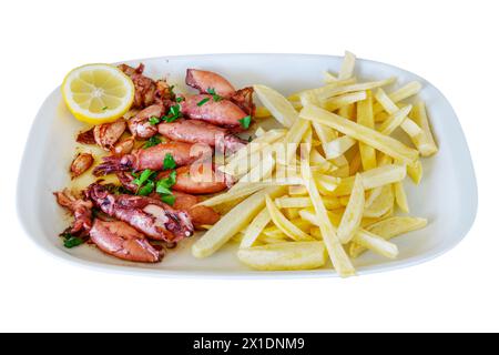 Tintenfisch in Olivenöl und gebratenen Kartoffeln und mit Zitrone ist ein typisches Tintenfisch-Gericht im Mittelmeer. Stockfoto