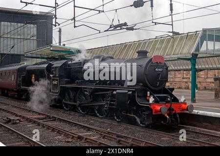 Dampflokomotive 45407 fährt durch den Bahnhof Carlisle. Montag, 9. August 2010. Stockfoto