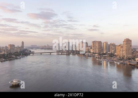 Kairo, Ägypten, 20. März 2024: Blick auf die Stadt Kairo von einem hohen Aussichtspunkt auf dem Reiver Nil Stockfoto