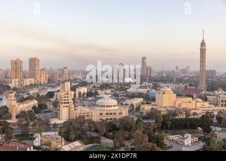 Kairo, Ägypten, 20. März 2024: Blick auf die Stadt Kairo von einem hohen Aussichtspunkt auf dem Reiver Nil Stockfoto