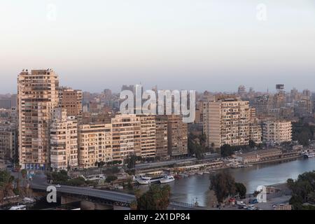 Kairo, Ägypten, 20. März 2024: Blick auf die Stadt Kairo von einem hohen Aussichtspunkt auf dem Reiver Nil Stockfoto