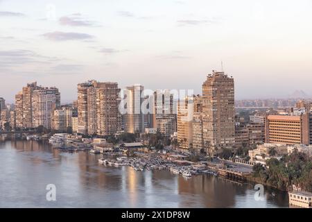 Kairo, Ägypten, 20. März 2024: Blick auf die Stadt Kairo von einem hohen Aussichtspunkt auf dem Reiver Nil Stockfoto