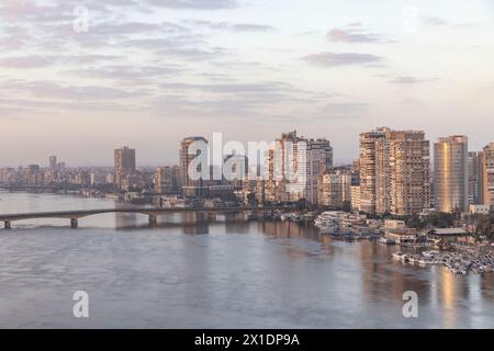 Kairo, Ägypten, 20. März 2024: Blick auf die Stadt Kairo von einem hohen Aussichtspunkt auf dem Reiver Nil Stockfoto