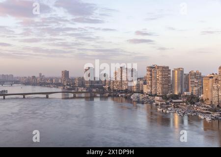 Kairo, Ägypten, 20. März 2024: Blick auf die Stadt Kairo von einem hohen Aussichtspunkt auf dem Reiver Nil Stockfoto