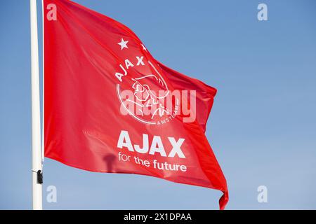 Amsterdam, Niederlande. April 2024. AMSTERDAM, 16.04.2024, Sportpark de Toekomst, TOTO KNVB Beker Vrouwen Football Halbfinale, Saison 2023/2024, Spiel zwischen Ajax und Feyenoord. Ajax Flag Credit: Pro Shots/Alamy Live News Stockfoto