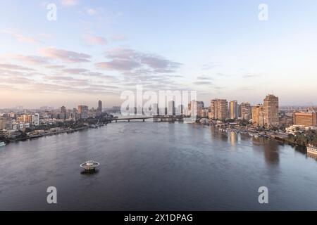 Kairo, Ägypten, 20. März 2024: Blick auf die Stadt Kairo von einem hohen Aussichtspunkt auf dem Reiver Nil Stockfoto