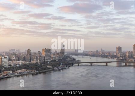 Kairo, Ägypten, 20. März 2024: Blick auf die Stadt Kairo von einem hohen Aussichtspunkt auf dem Reiver Nil Stockfoto