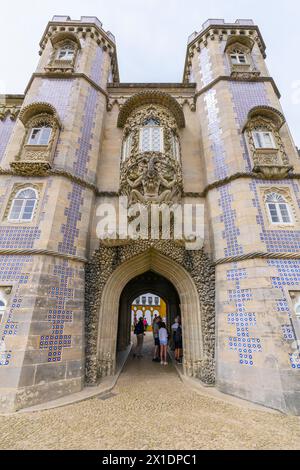 Eine Statue der Triton-Wachen am Eingang zum Nationalpalast Pena (Palacio Nacional da Pena), Sintra, Bezirk Lissabon, Portugal. Triton-Bogensym Stockfoto