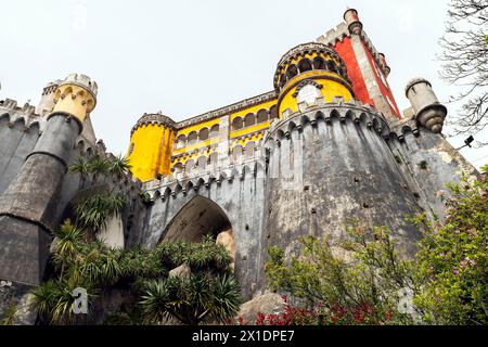 Blick auf den malerischen Nationalpalast Pena (Palacio Nacional da Pena), Sintra, Lissabon-Viertel, Portugal. Stockfoto