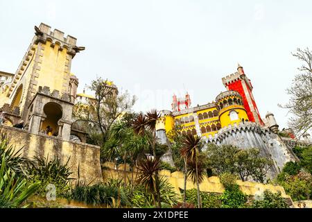 Blick auf den malerischen Nationalpalast Pena (Palacio Nacional da Pena), Sintra, Lissabon-Viertel, Portugal. Stockfoto