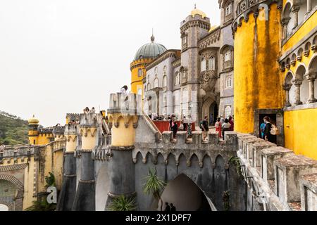 Blick auf den malerischen Nationalpalast Pena (Palacio Nacional da Pena), Sintra, Lissabon-Viertel, Portugal. Stockfoto