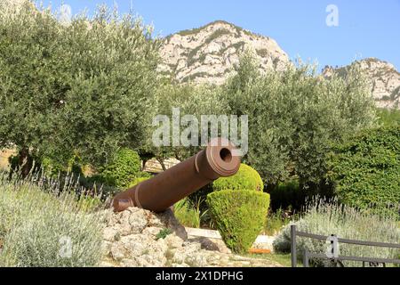 22. September 2023: Kruja in Albanien: Ruinen der Fatih-Sultan-Mehmet-Moschee auf dem Gelände der Kruja-Burg Stockfoto