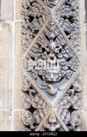 Bristol, England, 29. März 2024: Mittelalterliche Steindetails am Eingang der St. Mary Redcliffe Kirche Stockfoto