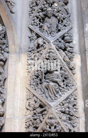 Bristol, England, 29. März 2024: Mittelalterliche Steindetails am Eingang der St. Mary Redcliffe Kirche Stockfoto