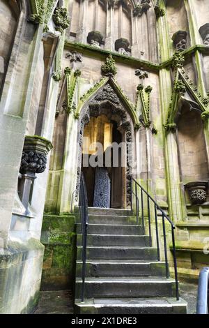 Bristol, England - 29. März 2024: Eingang der St. Mary Redcliffe Church in Bristol Stockfoto