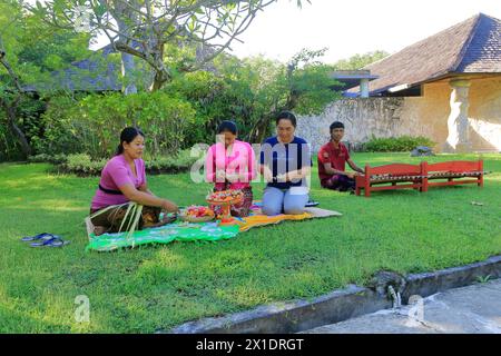 Bali in Indonesien - 2. Februar 2024: Porträt balinesischer Frauen, die Canang Sari zubereiten Stockfoto
