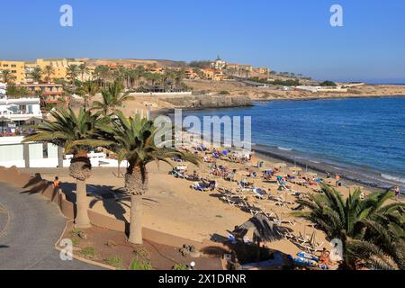 19. November 2023 - Costa Calma, Fuerteventura in Spanien: Blick auf den Strand Costa Calma mit Touristen Stockfoto