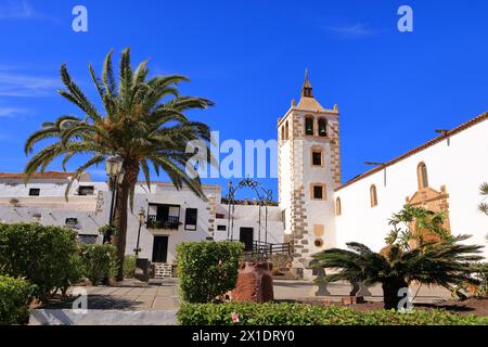 20. November 2023: Betancuria, Fuerteventura in Spanien: Die berühmte Kathedrale Santa Maria im Zentrum des Dorfes Stockfoto