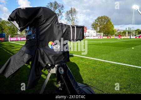 Amsterdam, Niederlande. April 2024. Amsterdam - Eine Kamera während des Spiels zwischen Ajax V1 und Feyenoord V1 in de Toekomst am 16. April 2024 in Amsterdam, Niederlande. Credit: Box to Box Pictures/Alamy Live News Stockfoto