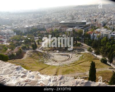 Das akropolis-Museum und das Theater von Dionysos aus der Akropolis von Athen, Griechenland. Stockfoto