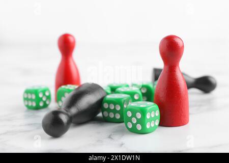 Grüne Würfel und Farbspiele auf weißem Marmortisch, Nahaufnahme Stockfoto